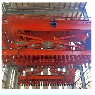 Gru a ponte per impilamento di carbonio anodico